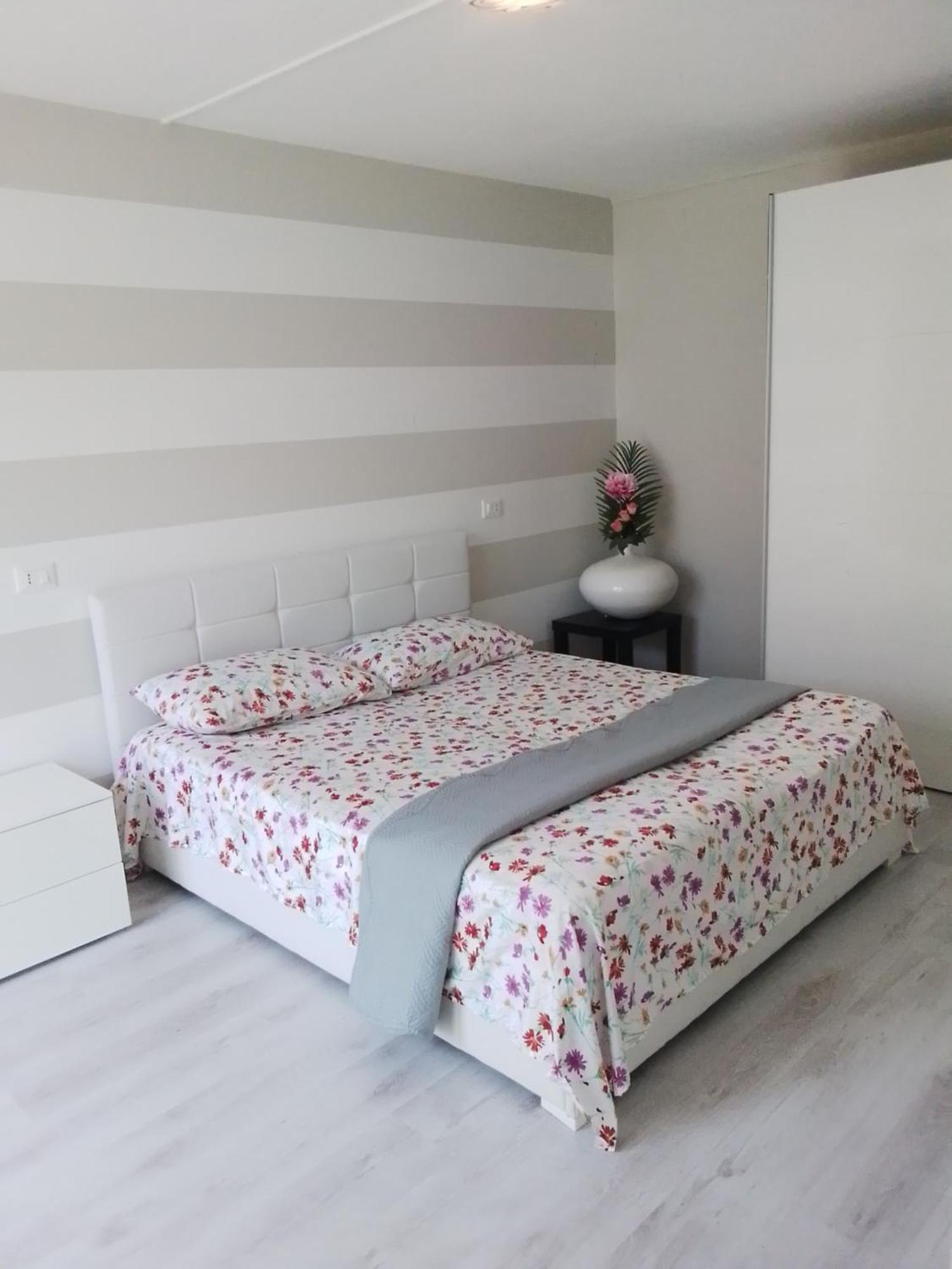 Holiday Apartaments Desenzano del Garda Ngoại thất bức ảnh